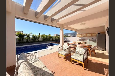 Casa de condomínio à venda com 340m², 3 quartos e 4 vagasQuintal com Churrasqueira e Piscina