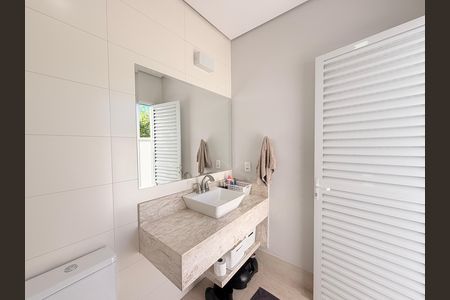 Casa de condomínio à venda com 340m², 3 quartos e 4 vagasBanheiro Externo