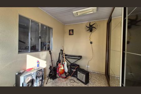 Casa à venda com 284m², 4 quartos e 4 vagas Casa à venda com 284m², 4 quartos e 4 vagasQuarto - fundos
