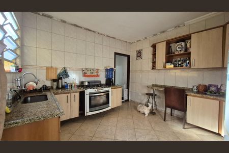 Casa à venda com 284m², 4 quartos e 4 vagas Casa à venda com 284m², 4 quartos e 4 vagasCozinha