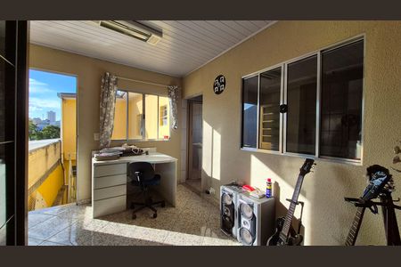 Casa à venda com 284m², 4 quartos e 4 vagas Casa à venda com 284m², 4 quartos e 4 vagasQuarto - fundos