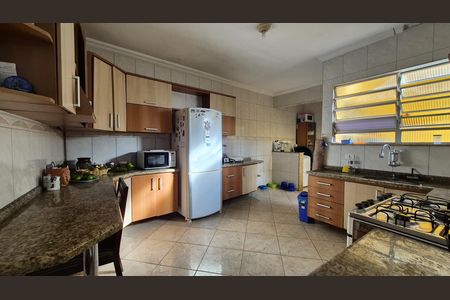 Casa à venda com 284m², 4 quartos e 4 vagas Casa à venda com 284m², 4 quartos e 4 vagasCozinha