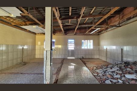 Casa à venda com 284m², 4 quartos e 4 vagas Casa à venda com 284m², 4 quartos e 4 vagasÁrea - fundos
