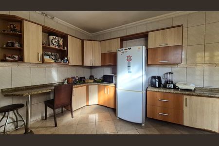 Casa à venda com 284m², 4 quartos e 4 vagas Casa à venda com 284m², 4 quartos e 4 vagasCozinha