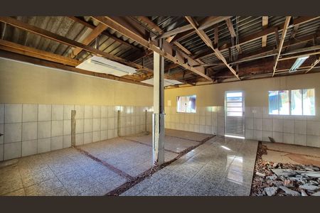 Casa à venda com 284m², 4 quartos e 4 vagas Casa à venda com 284m², 4 quartos e 4 vagasÁrea - fundos