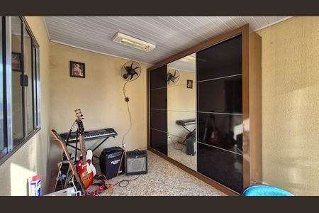 Casa à venda com 284m², 4 quartos e 4 vagas Casa à venda com 284m², 4 quartos e 4 vagasQuarto - fundos