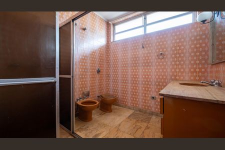 Casa à venda com 322m², 4 quartos e 5 vagasBanheiro da Suíte 2