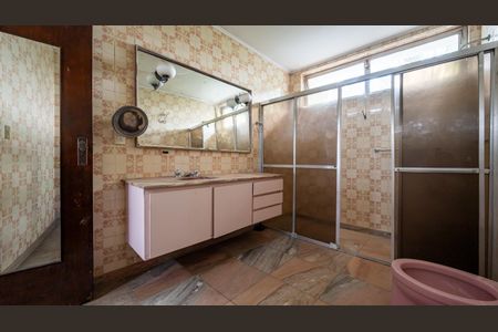 Casa à venda com 322m², 4 quartos e 5 vagasBanheiro da Suíte 1