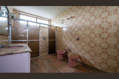 Casa à venda com 322m², 4 quartos e 5 vagasBanheiro da Suíte 1
