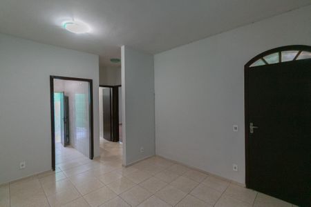 Casa para alugar com 2 quartos, 70m² em Heliópolis, Belo Horizonte