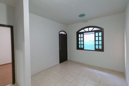 Casa para alugar com 2 quartos, 70m² em Heliópolis, Belo Horizonte