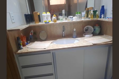 Banheiro de apartamento para alugar com 2 quartos, 53m² em Taquara, Rio de Janeiro