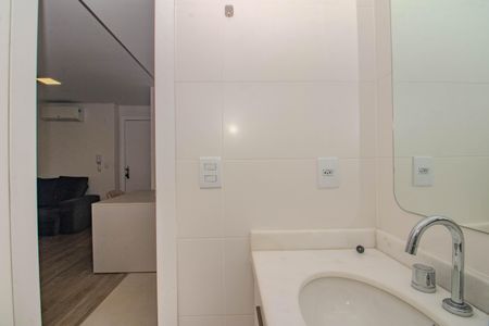Banheiro de kitnet/studio para alugar com 1 quarto, 28m² em Bom Fim, Porto Alegre