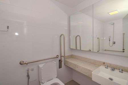 Banheiro de kitnet/studio à venda com 1 quarto, 24m² em Independência, Porto Alegre