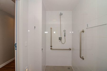 Banheiro de kitnet/studio à venda com 1 quarto, 24m² em Independência, Porto Alegre