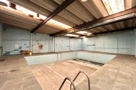 Casa à venda com 574m², 4 quartos e 4 vagas Casa à venda com 574m², 4 quartos e 4 vagasPiscina