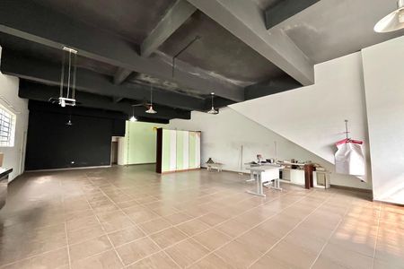 Casa à venda com 574m², 4 quartos e 4 vagas Casa à venda com 574m², 4 quartos e 4 vagasSalão
