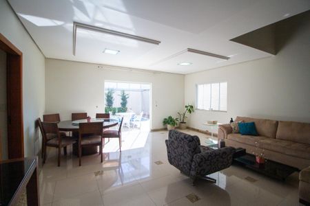 Casa de condomínio para alugar com 331m², 3 quartos e 6 vagasSala 1