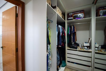Casa de condomínio para alugar com 331m², 3 quartos e 6 vagasCloset
