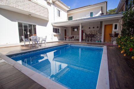 Casa de condomínio para alugar com 331m², 3 quartos e 6 vagasPiscina