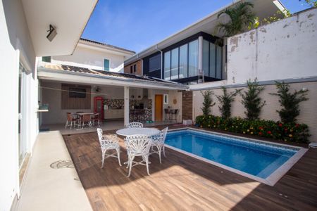 Casa de condomínio para alugar com 331m², 3 quartos e 6 vagasPiscina