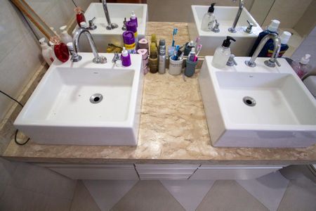 Casa de condomínio para alugar com 331m², 3 quartos e 6 vagasBanheiro da Suíte
