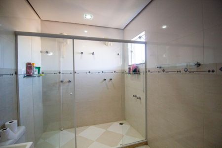 Casa de condomínio para alugar com 331m², 3 quartos e 6 vagasBanheiro da Suíte
