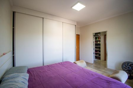Casa de condomínio para alugar com 331m², 3 quartos e 6 vagasSuíte