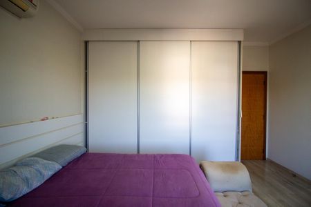Casa de condomínio para alugar com 331m², 3 quartos e 6 vagasSuíte