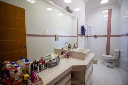 Casa de condomínio para alugar com 331m², 3 quartos e 6 vagasBanheiro da Suíte 2