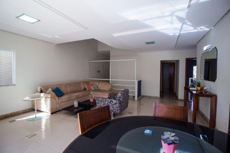 Casa de condomínio para alugar com 331m², 3 quartos e 6 vagasSala 1