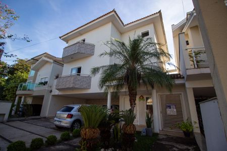Casa de condomínio para alugar com 331m², 3 quartos e 6 vagasFachada