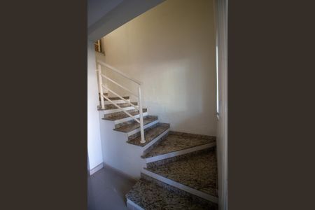 Casa de condomínio para alugar com 331m², 3 quartos e 6 vagasEscada