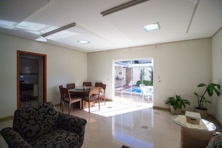 Casa de condomínio para alugar com 331m², 3 quartos e 6 vagasSala 1