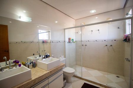 Casa de condomínio para alugar com 331m², 3 quartos e 6 vagasBanheiro da Suíte