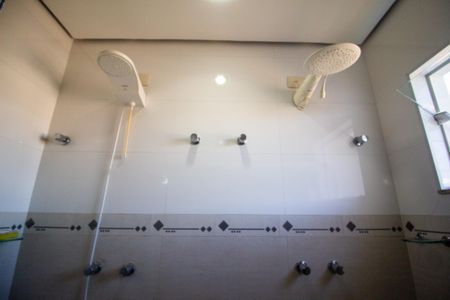 Casa de condomínio para alugar com 331m², 3 quartos e 6 vagasBanheiro da Suíte