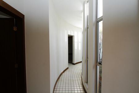 Casa à venda com 450m², 4 quartos e 4 vagasCorredor