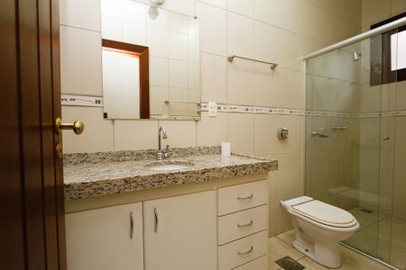 Casa à venda com 450m², 4 quartos e 4 vagasBanheiro da Suíte 1