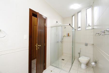Casa à venda com 450m², 4 quartos e 4 vagasBanheiro da Suíte 4