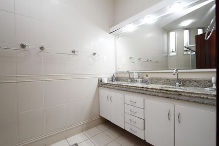 Casa à venda com 450m², 4 quartos e 4 vagasBanheiro da Suíte 4