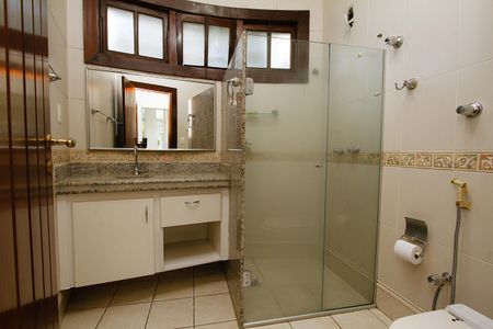 Casa à venda com 450m², 4 quartos e 4 vagasBanheiro da semi Suíte 2e  3