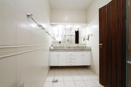 Casa à venda com 450m², 4 quartos e 4 vagasBanheiro da Suíte 4