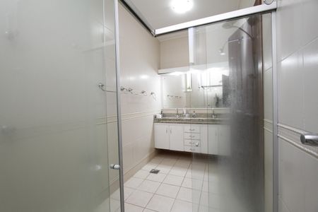 Casa à venda com 450m², 4 quartos e 4 vagasBanheiro da Suíte 4