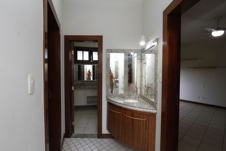 Casa à venda com 450m², 4 quartos e 4 vagasBanheiro da semi Suíte 2e  3
