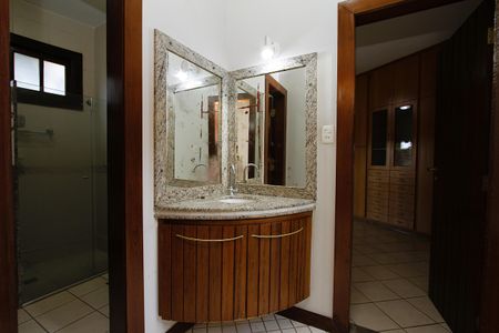 Casa à venda com 450m², 4 quartos e 4 vagasBanheiro da semi Suíte 2e  3