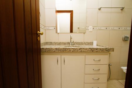 Casa à venda com 450m², 4 quartos e 4 vagasBanheiro da Suíte 1