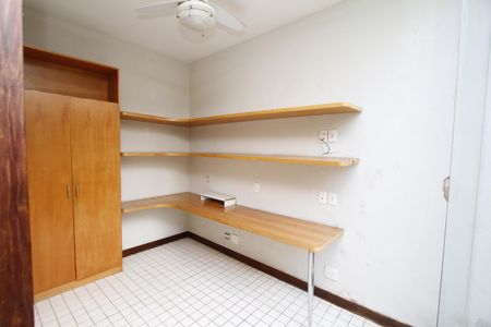 Casa à venda com 450m², 4 quartos e 4 vagasEscritório
