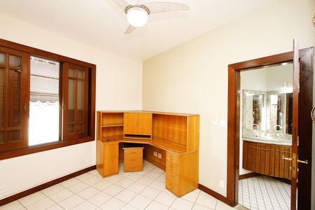 Casa à venda com 450m², 4 quartos e 4 vagasQuarto 3 - semi Suíte