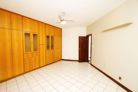 Casa à venda com 450m², 4 quartos e 4 vagasQuarto 2 - semi Suíte