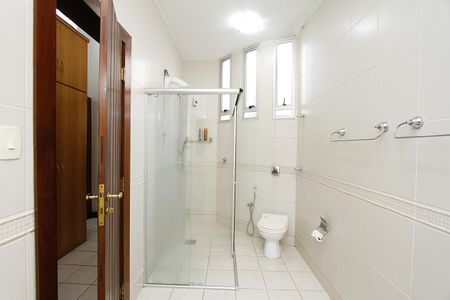 Casa à venda com 450m², 4 quartos e 4 vagasBanheiro da Suíte 4